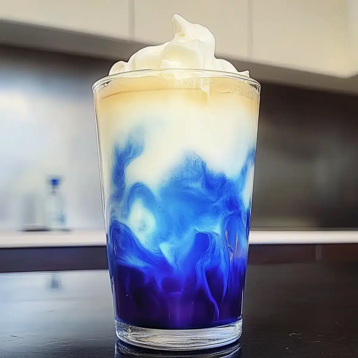 Eiskalter Blauer Tee Latte Rezept