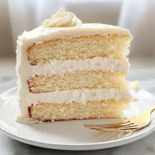 weißer Kuchen Rezept Zutaten: - 2 Tassen Mehl - 1 ½ Tassen Zucker - ½ Tasse Butter - 1 Tasse Milch - 3 Eier - 2 Teelöffel Backpulver - 1 Teelöffel Vanilleextrakt - ½ Teelöffel Salz Anleitung: 1. Ofen auf 180 Grad Celsius vorheizen. 2. Butter und Zucker cremig schlagen. 3. Eier nacheinander hinzufügen und gut verrühren. 4. Vanilleextrakt hinzufügen. 5. Mehl, Backpulver und Salz mischen und abwechselnd mit der Milch unterrühren. 6. Den Teig in eine gefettete Kuchenform gießen. 7. 30-35 Minuten backen oder bis ein Zahnstocher sauber herauskommt. 8. Abkühlen lassen und servieren.